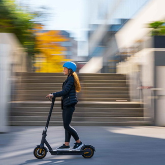 Nancy con patinete discount electrico