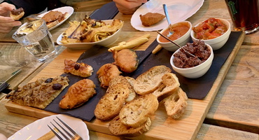 De la nourriture Niçoise est disposer sur la table